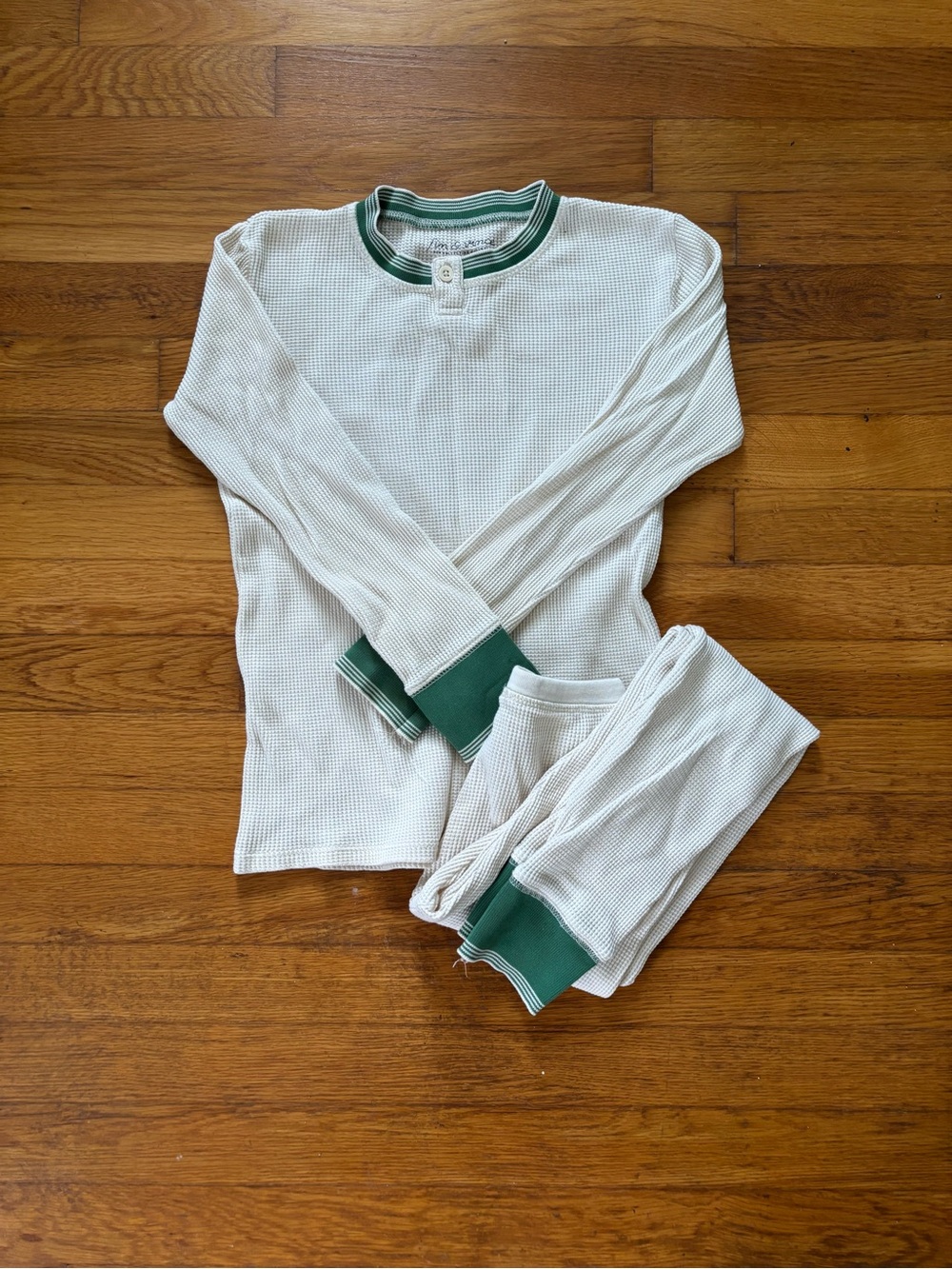 Fin & Vince White Waffle Set with Green Trim.